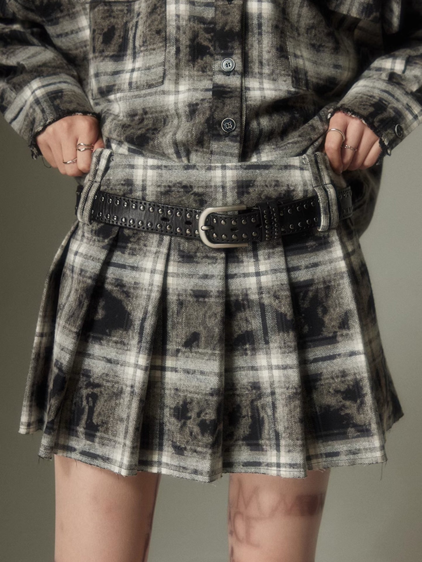 Plaid Loose Long Sleeve Shirt ï¼?Pleated Skirt